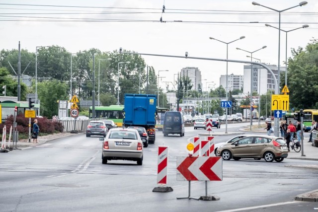 Policjanci z poznańskiej drogówki zalecają omijanie ronda Śródka. Zobacz schemat nowej organizacji ruchu -----> 