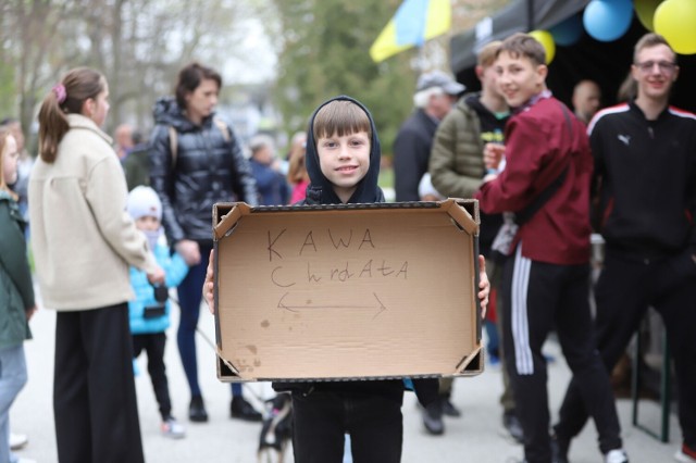 Uchodźcy z Ukrainy, którzy mieszkają w Busku odwdzięczyli Polakom za gościnę. W niedzielę, 24 kwietnia zorganizowali festyn, na którym częstowali przygotowanymi przez siebie specjałami kuchni ukraińskiej. Zobacz więcej na kolejnych zdjęciach >>>