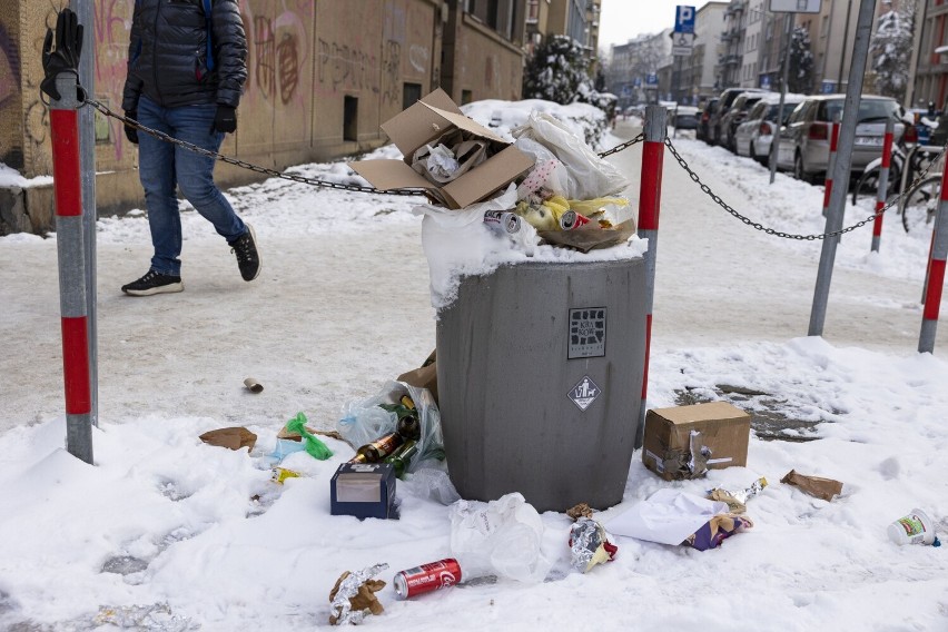 Kraków tonie w śmieciach. Z ulicznych koszy się wysypuje, MPO wyjaśnia
