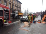 Wypadek w Rudzie Śląskiej. W wyniku zderzenia auta z ciężarówką, kierowca jednego z pojazdów był uwięziony w samochodzie