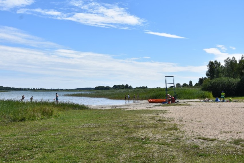 Lato w pełni. Pierwsi plażowicze już odwiedzają jeziora w powiecie. Co się dzieje na naszych plażach? [ZDJĘCIA]