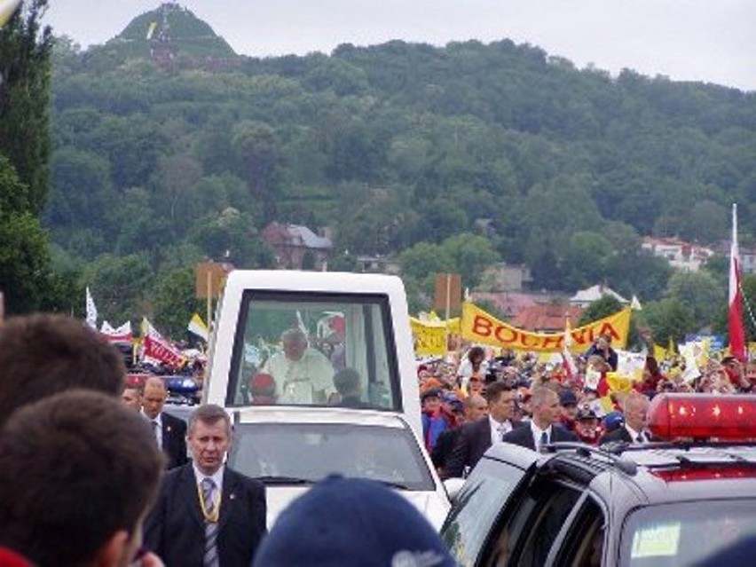 przejeżdżający w papamobile Benedykt XVI między młodymi...