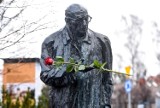 100. rocznica urodzin Władysława Bartoszewskiego. Pod jego pomnikiem w Sopocie złożono kwiaty ZDJĘCIA