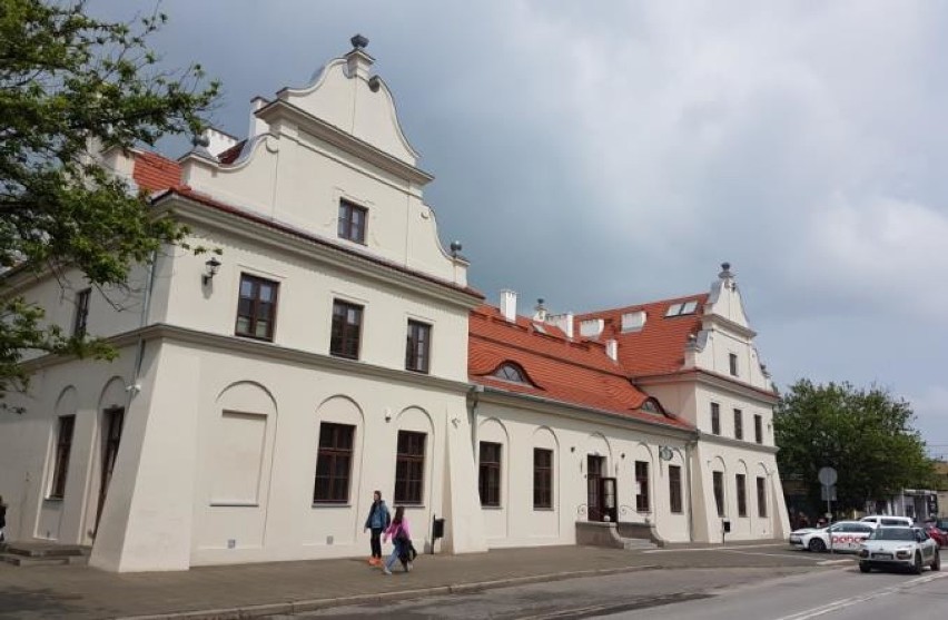 Zabytkowy dworzec w Pruszkowie odzyskał dawną świetność. Zmodernizowany budynek jest gotowy na przyjęcie podróżnych [ZDJĘCIA]