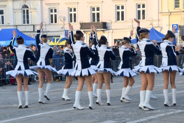 Pokaz mażoretek na Placu Wolności bardzo się podobał - dziewczęta dostały burzę oklasków.