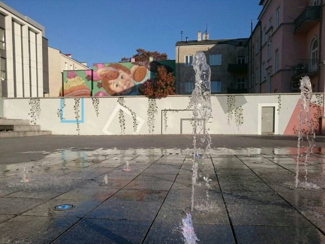 Tak teraz prezentuje się mural przy fontannach w Radomiu, a potem będzie tu jeszcze zieleń.