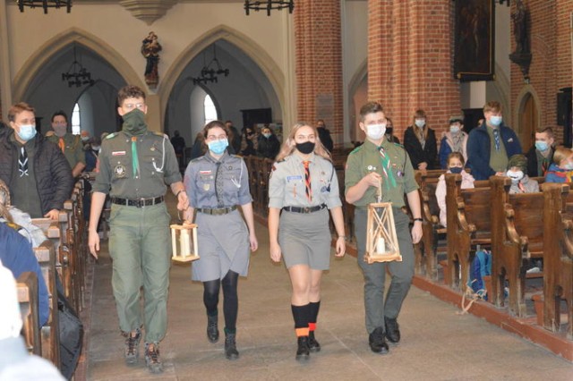 Harcerze przynieśli w sobotę (19 grudnia) do katedry opolskiej Betlejemskie Światło Pokoju,