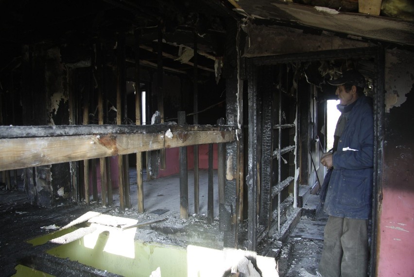 Pożar w Jedlance Starej: 12-osobowa rodzina bez dachu nad głową (WIDEO, ZDJĘCIA)