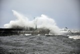 Silny wiatr na Pomorzu. Awarie linii energetycznych. 2,5 tysiąca mieszkańców Pomorza było bez prądu