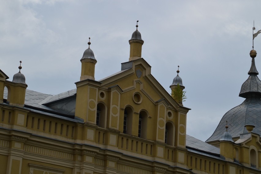 Pałac w Golejewku pod Rawiczem niszczeje w oczach. Piękny obiekt z roku na rok ma się coraz gorzej. Jak wygląda w środku? [ZDJĘCIA] – URBEX