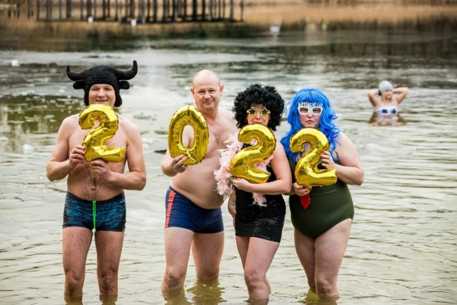 Po sylwestrowych zabawach morsy z Bydgoszczy i okolic spotkały się na plaży w Pieckach, by na zdrowo i sportowo przywitać nowy rok. Miłośnicy chłodnych kąpieli tradycyjnie spotkali się na plaży w podbydgoskich Pieckach. Były karnawalowe stroje i szampańskie nastroje!