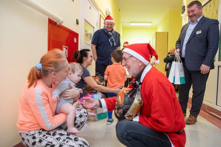 Mikołajkowa wizyta burmistrza w szpitalu w Kwidzynie. Upominki dla dzieci i personelu [ZDJĘCIA]