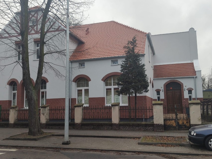 Budynek "B" Domu Pomocy Społecznej w Pleszewie po i w trakcie remontu