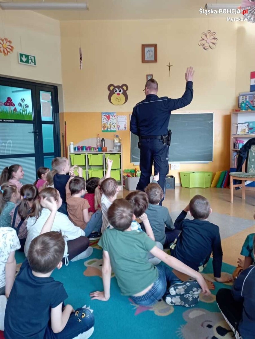 Profilaktyczne akcj myszkowskich policjantów na temat bezpieczenstwa wśród najmłodszych