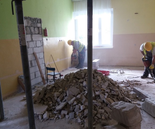 W Zespole Szkół w Lubiewie trwają remonty i przebudowa budynków.