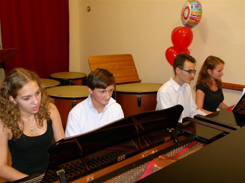 Szkoła Muzyczna w Zduńskiej Woli świętuje jubileusz koncertowo: ,,Pół żartem, pół serio"