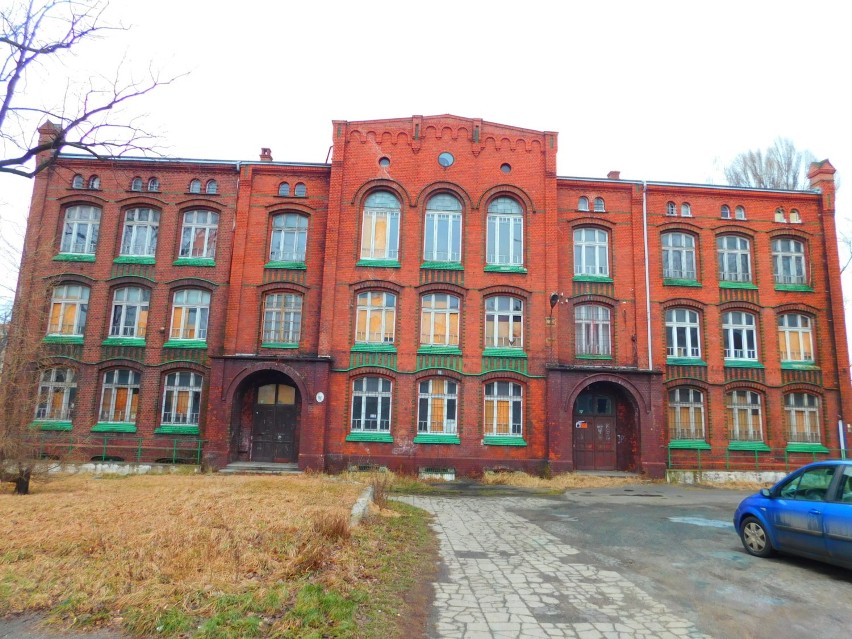 Budynek po Zespole Szkół Zawodowych  przy ul. Andersa 121 a....