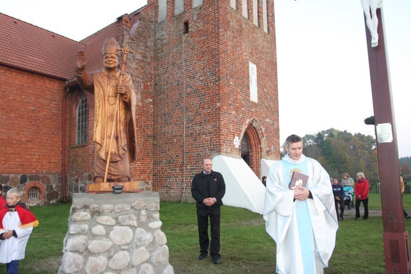 Rzeźbę wykonał Bogusław Migiel ze Sławna. Poświęcił ksiądz...