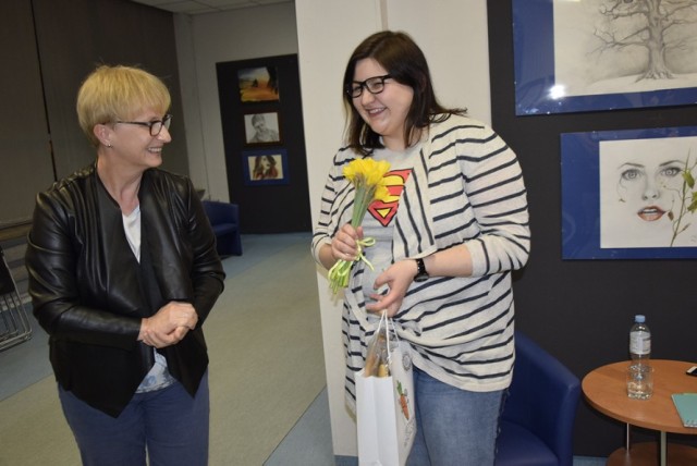 Spotkanie z Dominiką Tarczoń odbyło się we wtorek, 12 marca, w Miejskiej Bibliotece Publicznej w Skierniewicach. Dominika Tarczoń jest autorką debiutanckiej powieści postapokaliptycznej „Pieśń o Warszawie”. Pochodzi z Białej Rawskiej, mieszka i pracuje w Warszawie.