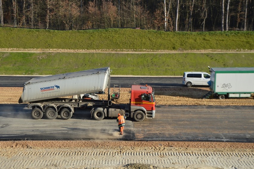Ciężarówki na bieżąco dowożą asfalt