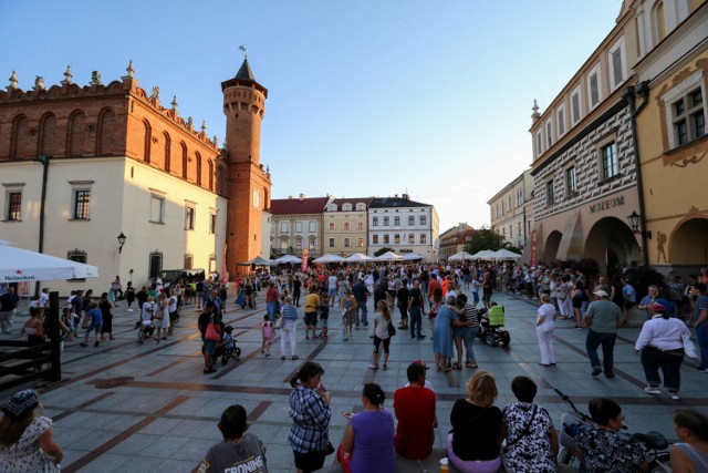 Na tarnowskim Rynku spotkało się w niedzielę - 24 lipca wielu amatorów tańca i dobrej zabawy pod gołym niebem. Pogoda sprzyjała tanecznym pląsom
