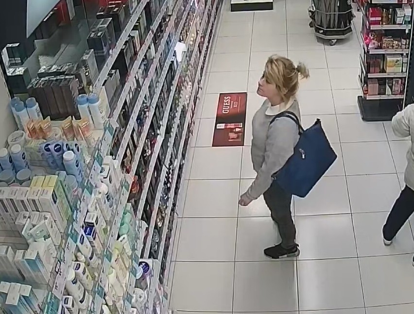 Kradzież w drogerii w Gnieźnie. Czy ktoś rozpoznaje złodziejkę?