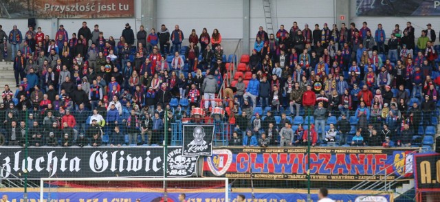 Kibice Piasta mają na pieńku z fanami Górnika Zabrze. W marcu 2018 roku derby w Gliwicach zostały przerwane w 81. minucie z powodu zadymy na stadionie. Kibice Górnika w swoim sektorze podpalili flagi Piasta. Miejscowi zbiegli ze swego sektora, wyłamali ogrodzenie, a część z nich wbiegło na murawę. Interweniowała policja na koniach. Oba kluby dostały kary. Stowarzyszenie kibiców „Piastoholicy” w efekcie nałożonych sankcji (przede wszystkim zakazów stadionowych) rozpoczęło protest, polegając na bojkocie meczów przy Okrzei. Kibice innych klubów solidaryzując się z fanami Piasta nie przyjeżdżali do Gliwic. Pierwszy mecz po bojkocie, z „młynem” na trybunach odbył się w piątek, z Lechem Poznań. 

Kibice Piasta mieli w wsparcie ze strony fanów GKS Jastrzębie, z którymi łączy ich układ, trwający od 12 maja 2018 roku. Piast ma natomiast zgodę z białoruskim BATE Borysów. Informacja o tej zgodzie oficjalnie została potwierdzona w sierpniu 2011 roku.