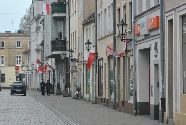 LESZNO. Miasto udekorowane flagami z okazji świąt majowych. Trudno powiedzieć żeby Leszno tonęło w biało-czerwonych barwach