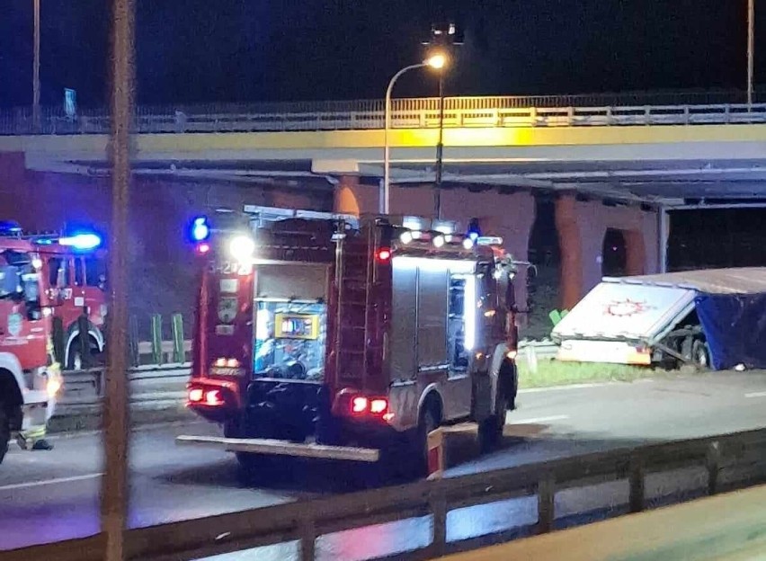 Samochód ciężarowy uderzy w wiadukt na drodze S3