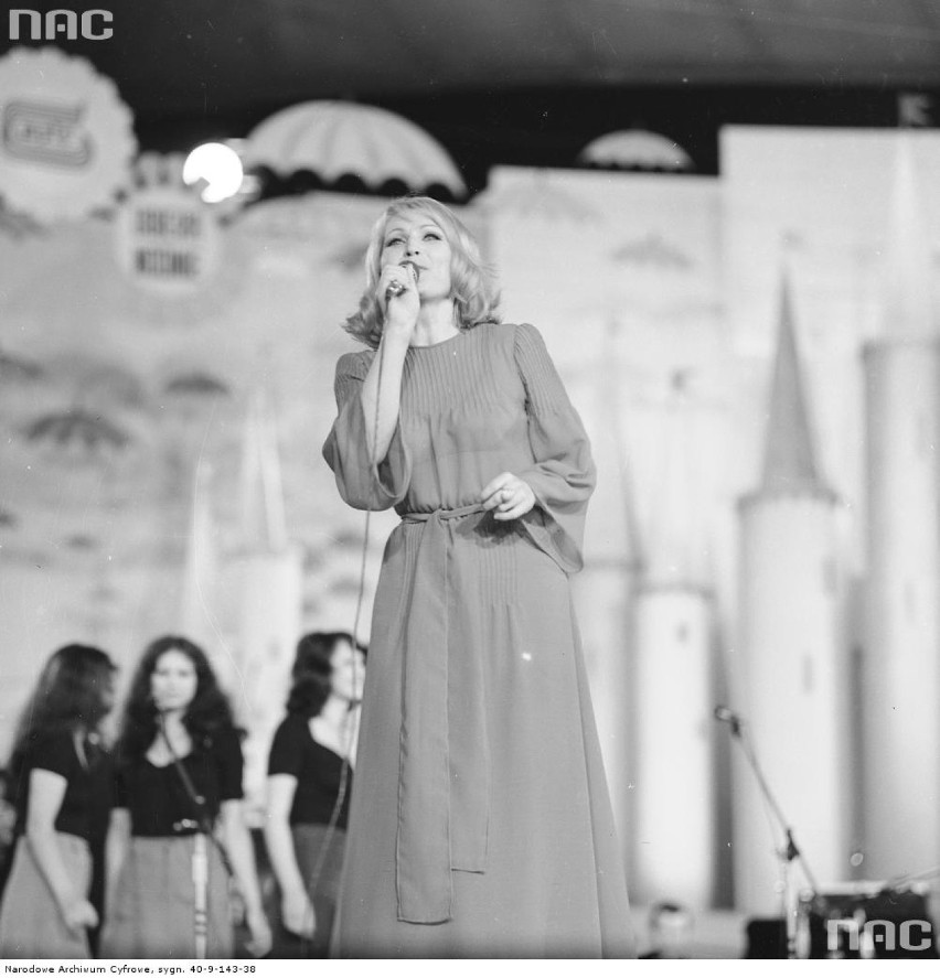 Irena Santor śpiewa piosenkę "Nalej mi wina". 1974 roku