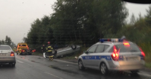 Wypadek na DK86 samochód dachował