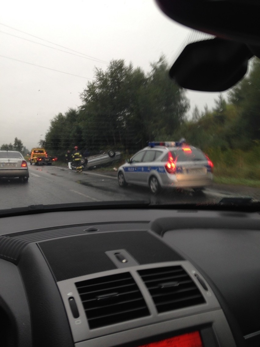 Wypadek na DK86 w Będzinie: Samochód dachował, tworzą się korki