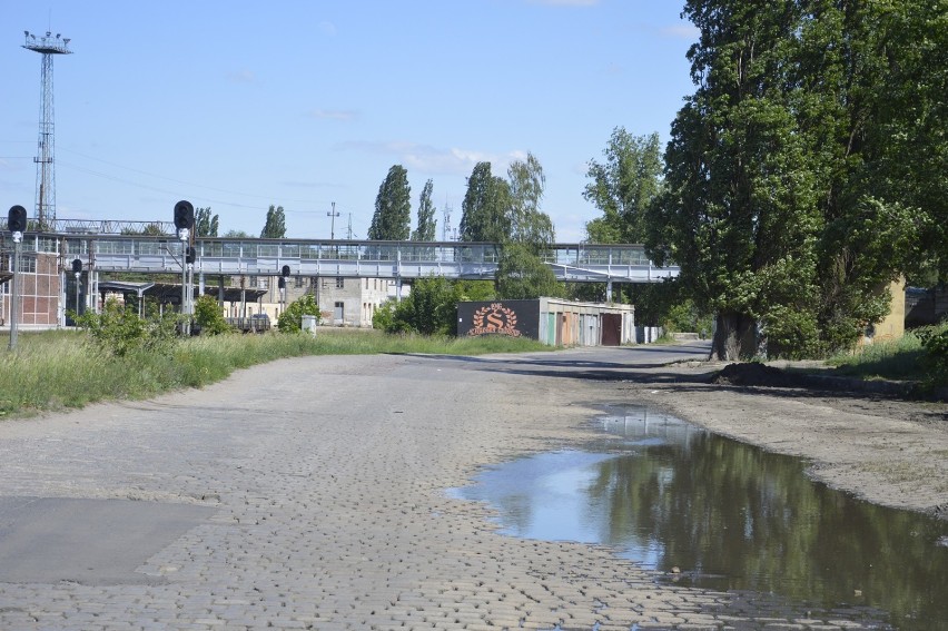 Nierówna kostka brukowa, dziury w drodze, ogromne kałuże,...