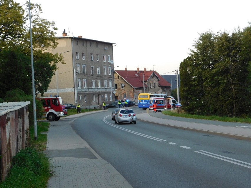 Wypadek na ul. Strzegomskiej w Wałbrzychu. Autobus zderzył się z samochodem osobowym, którym jechała kobieta i dwoje dzieci [22.09.2020]