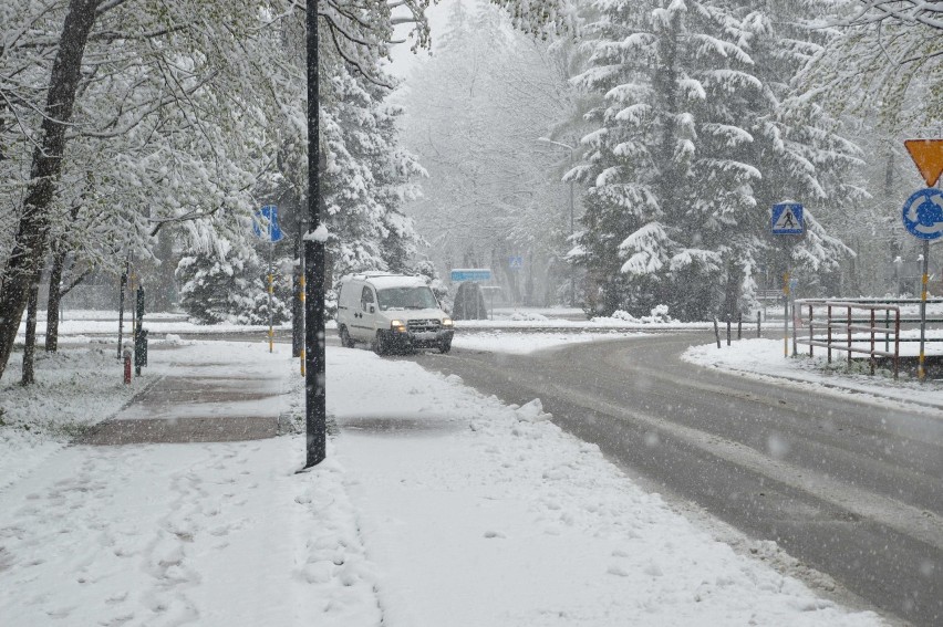 Atak zimy w Zakopanem. Kierowcy uważajcie na drogach [ZDJĘCIA]