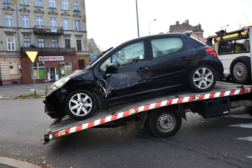 Wypadek na ulicy Hutników w Legnicy [ZDJĘCIA]