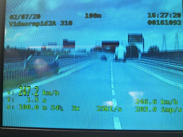 Obraz w wideorejestratora, który nagrał pirata drogowego na obwodnicy Szczecinka