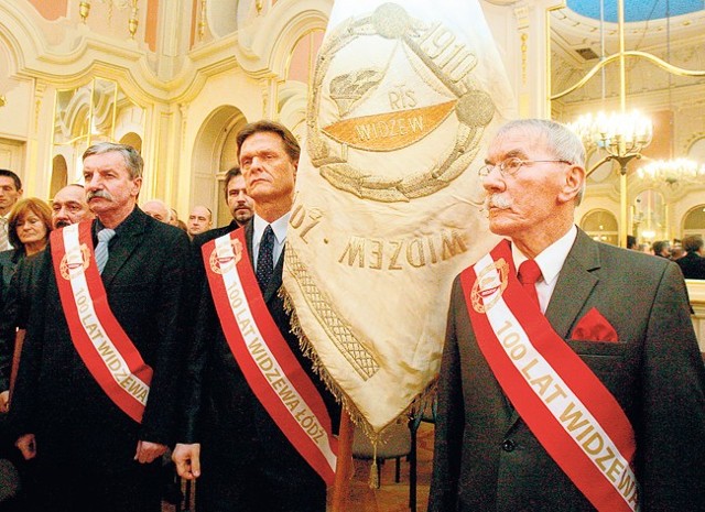 Trener Zbigniew Tąder (od prawej) w poczcie sztandarowym podczas jubileuszu Widzewa