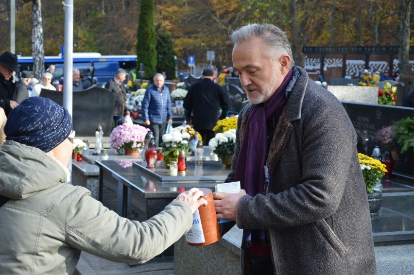 Podliczono kwestę pieniędzy dla gdyńskiego Hospicjum. Na cmentarzach w Gdyni, Rumi i Kosakowie zebrano ponad 200 tysięcy złotych ZDJĘCIA 