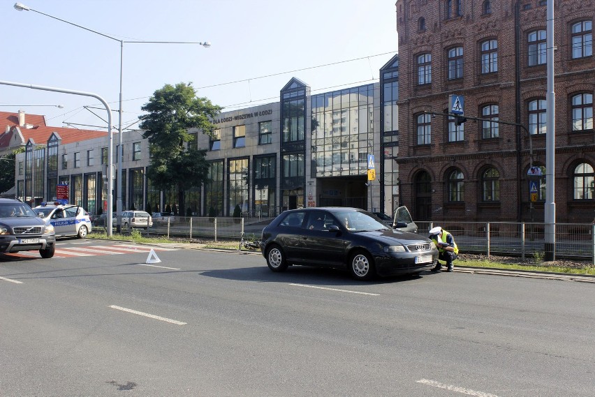 Wypadek na Kopcińskiego w Łodzi. Potrącono rowerzystę [ZDJĘCIA]