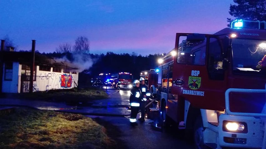 Pożar dawnego ośrodka Borki nad Zalewem Sulejowskim [ZDJĘCIA]