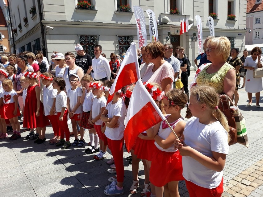 Piknik wolności w Gliwicach. Wspólne śpiewanie hymnu i... Menu wolności na 1989 pierogów