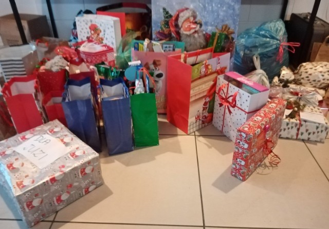 Pomysłodawcy akcji "Choinka życzeń" czekają na ostatnie prezenty, które dostarczą w nowym roku dla dzieci z Domu Dziecka w Turawie i ośrodka Szansa w Opolu.