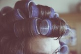 Fryzury komunijne. Oto najmodniejsze fryzury na Komunię 2019. Zobacz zdjęcia modnych fryzur komunijnych. Jak uczesać długie i krótkie włosy?