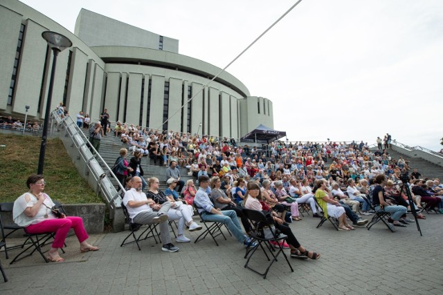 Do amfiteatru Opery Nova wejść na koncert Rzeki Muzyki 2021 można tylko za okazaniem wejściówki, ale tak jak przed pandemią słuchaczy nie brak też poza widownią