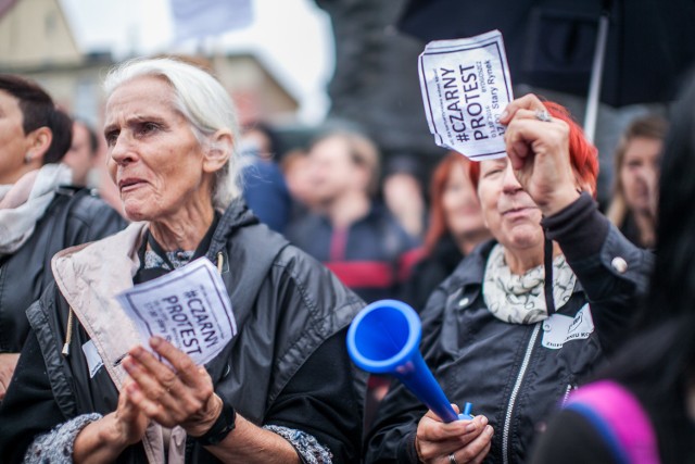 Czarny protest w obronie praw kobiet, w którym uczestniczyło kilka tysięcy bydgoszczan, odbył się w październiku 2016 r.
