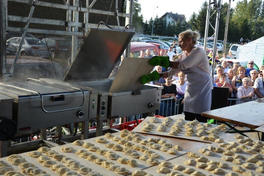 Iwkowa-Kąty. Ulepiła ponad tysiąc pierogów w godzinę. Pobiła rekord Guinnessa [ZDJĘCIA]