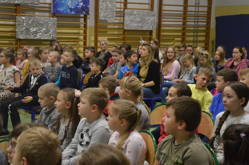 Malbork. Powiatowy konkurs teatrów szkolnych [ZDJĘCIA]. "W wirtualnej sieci" - spektakle o zagrożeniach czyhających w internecie 