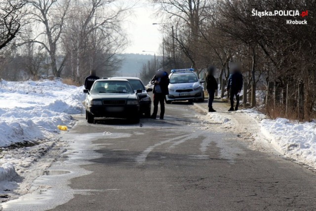 Policja Kłobuck: Kradzionym audi uderzył w opla, a w nim były dwie kobiety i dziecko