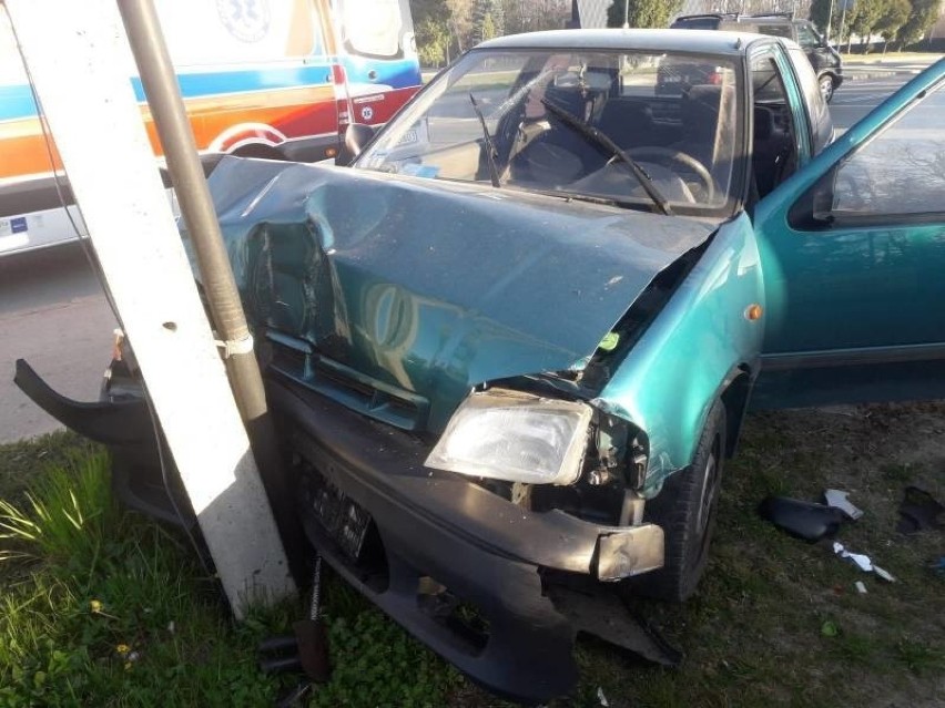 Nowy Sącz wypadek. Na ul. Węgierskiej samochód uderzył w słup